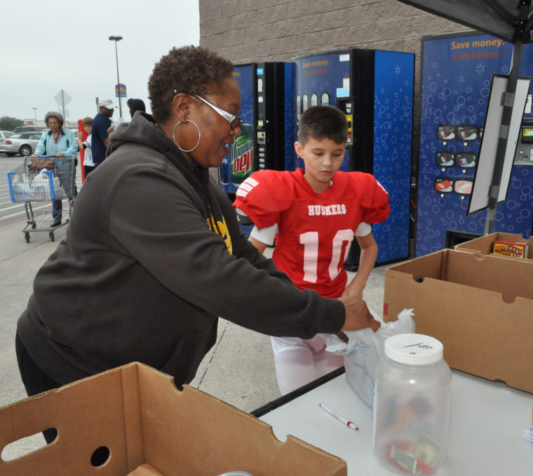 Make Diff Day food drive 0156.jpg
